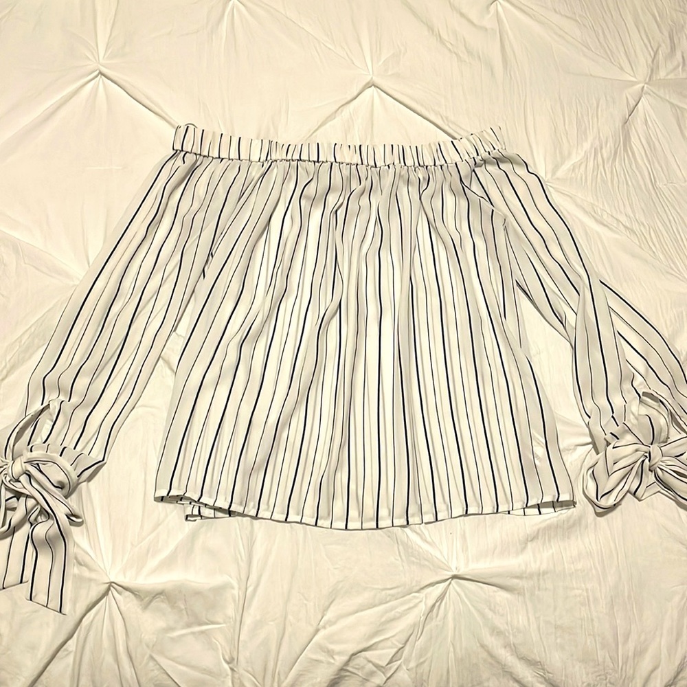 Small off the shoulder Forever21 blouse. Great for date night or lunch.